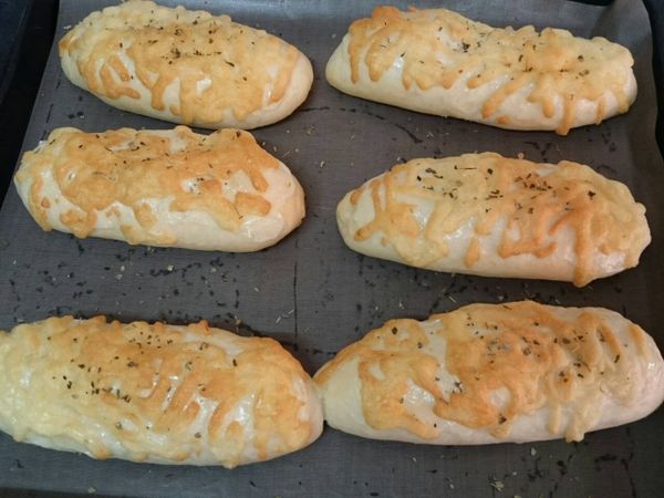 香噴噴的麵包出爐後，在表面灑些義大利香料或乾燥巴西里，並將麵包移至鐵架上冷卻。