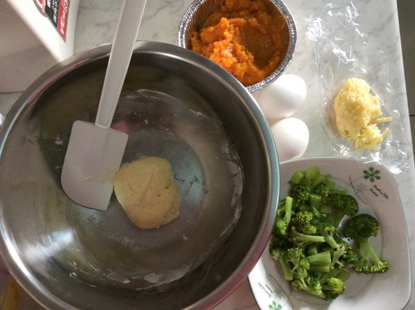 [派皮]
將材料混合至沒粉末感後，成團包保鮮膜放入冰箱冷藏20分