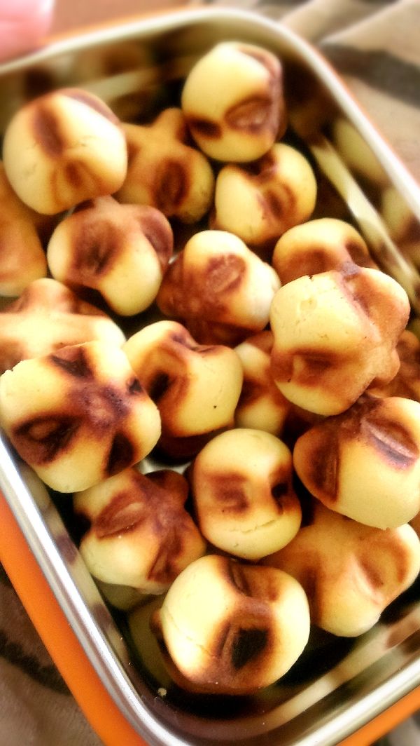 分次加入蛋液且ㄧ邊揉合成糰，再分成小段，揉成小球備用。