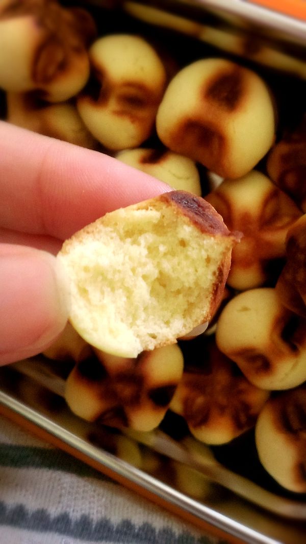 烤盤最小火預熱ㄧ下後，上下兩片烤盤都刷上薄薄奶油，再放入小麵球於烤盤十字地方，蓋上後小火兩面翻轉慢烤約三～四分鐘即完成。