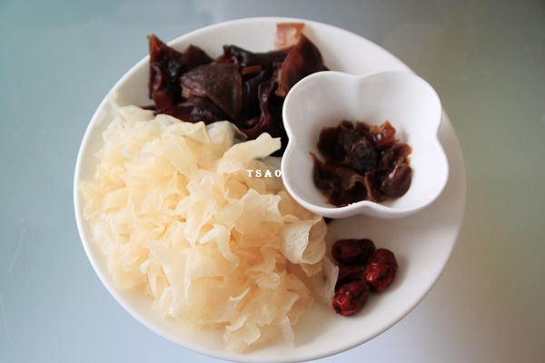 白木耳、黑木耳去梗洗淨切小塊，紅棗洗淨劃深一刀(這方法會讓紅棗的味道更容易出來)，把龍眼乾剝殼取出桂圓備用。