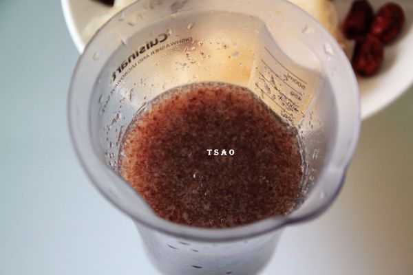 黑白木耳加入攪拌器中先加一些水打碎(要帶點口感不用打太碎)。