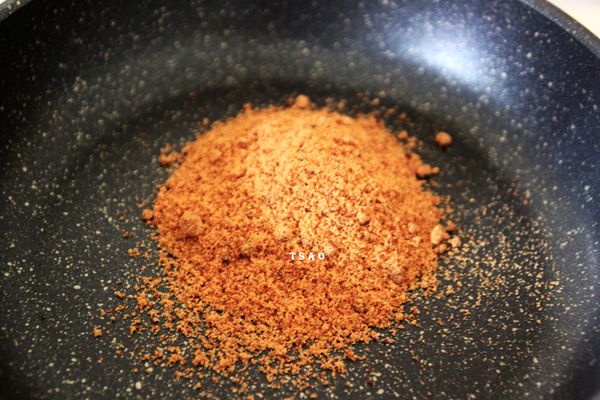 在煮木耳露時取一炒鍋，中小火直接放入黑糖炒出香味，約3~5分鐘(炒的時候不要碰到任何水氣)。炒好再分次慢慢加入木耳露中溶化。