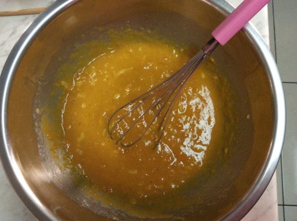 [內餡]把蛋打散，加入南瓜泥、牛奶、起司絲、鹽、黑胡椒攪拌均勻