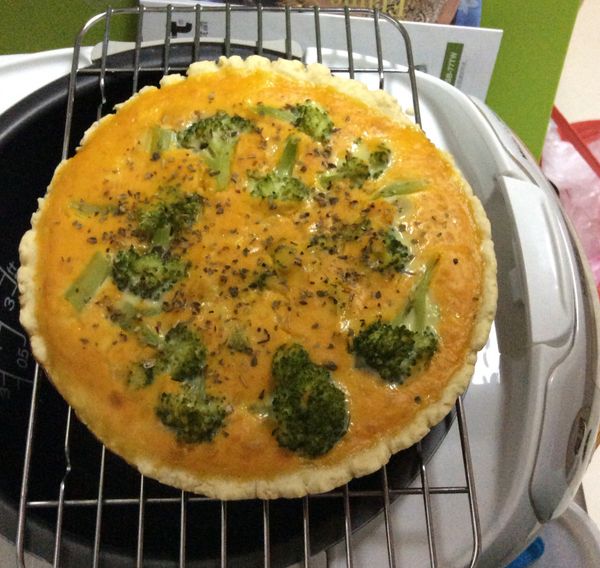 [派皮]按下快速炊飯鍵先把派皮蒸熟定型（約10分鐘）稍冷卻