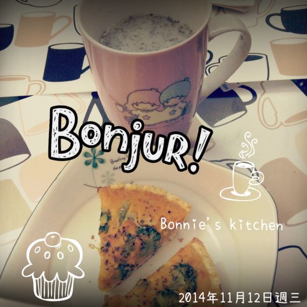 再把[內餡]倒入，最後把花椰菜擺上向下輕壓入南瓜泥餡，[裝飾]撒上義大利香料，按下煮飯鍵（標準）約30分鐘