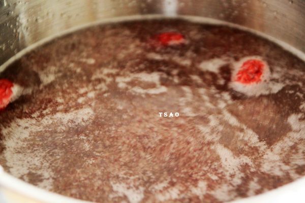 將黑白木耳、紅棗、剩餘的水加入煮滾後，轉中小火煮20分鐘，最後的10分鐘再將黑糖、桂圓放入即可。