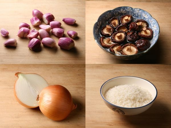 所有食材清洗處理後，紅蔥頭切片、洋蔥切末、黑早冬菇切片、備用。