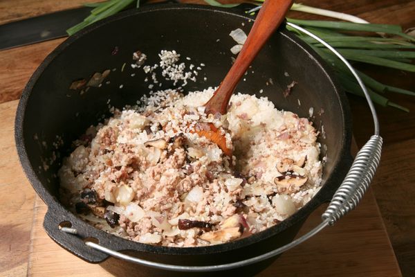 將米加入鋳鐵鍋與2的食材一同拌炒。因最後要燉煮，炒的食材不須熟透。