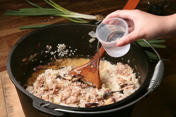 加入比米多約1~1.5倍的水或高湯入鍋中，醬油、鹽隨喜加入調味拌勻。