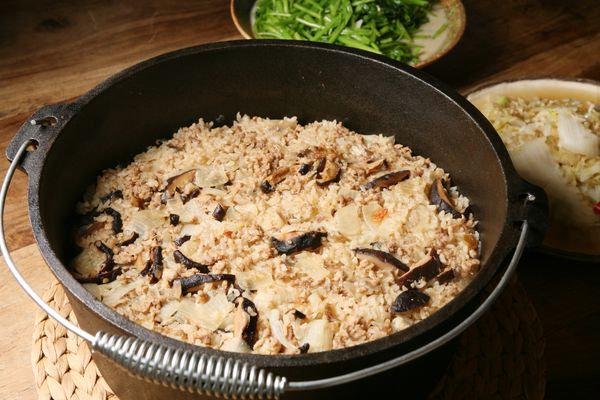 掀開鍋蓋就是香氣四溢的的黑早冬菇豚肉燉飯完成 ! 做成飯糰也很合適呦 ~