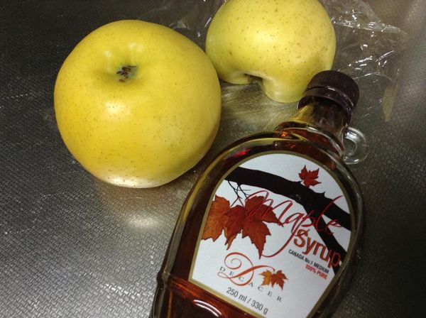 製作楓糖蘋果
準備材料。
雞蛋回溫。
奶油乳酪放入微波500W加熱約1分鐘半軟化。奶油也隔熱水軟化。
低筋麵粉和無鋁泡打粉要過篩。