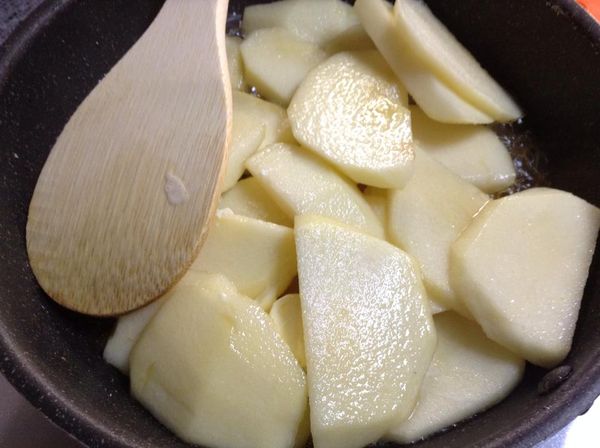 將蘋果削皮後，切成半月型厚度約0.8的薄片。
放入平底鍋，加入奶油和楓糖漿，中小火慢慢加熱拌炒至出水。