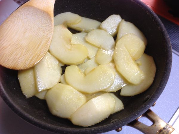 蘋果片充分和糖液混合後，慢慢變軟。（全程大概5分鐘）。
等到半軟就可以關火。（不要煮過頭）。