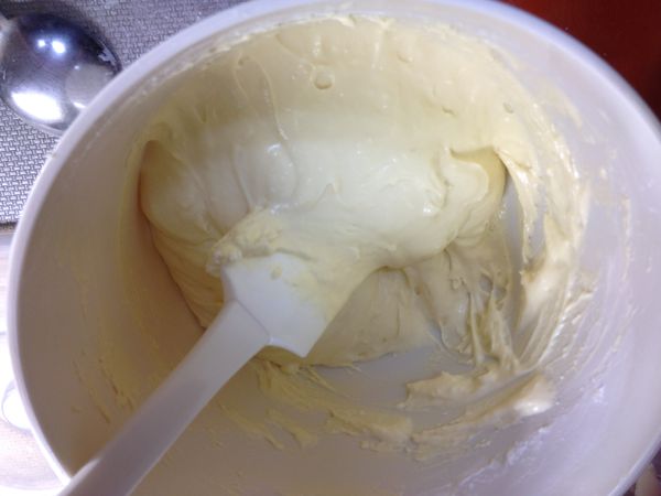 奶油乳酪放入盆中，用打蛋器攪拌至如乳霜狀。然後加入砂糖打勻。雞蛋打散後，分4次慢慢加入拌勻。然後加入檸檬汁和牛奶。再加入奶油（從刮刀上面慢慢倒入），充分攪拌。