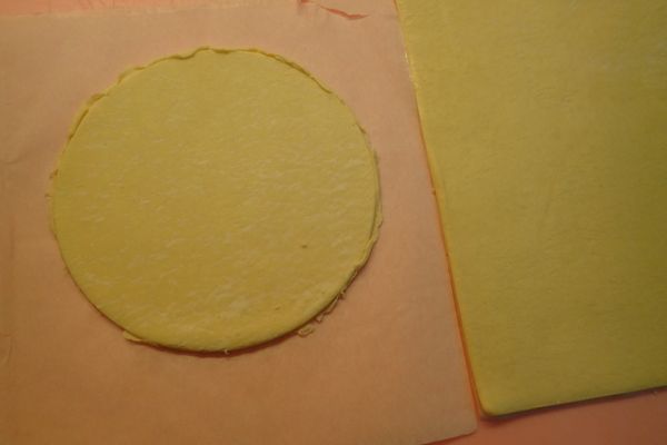 將食材混合後填入起酥,用小刀在起酥上畫上花紋,刷上蛋液,再進烤箱烤,即可