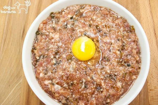 用湯匙在絞肉中間略壓出凹槽,把蛋黃放進凹槽裏。