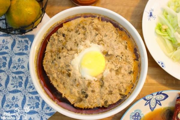 電鍋外鍋加2杯水,放進去蒸熟就完成了。