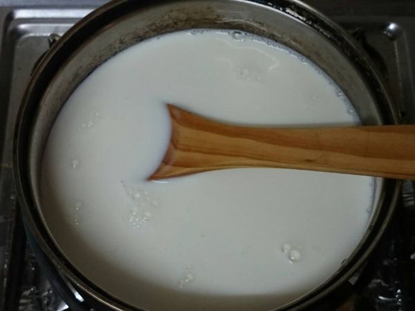 鮮奶與砂糖倒入鍋中加熱至糖溶化（無需至沸騰）。