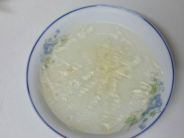 吉利丁片剪小片泡冷水軟化。