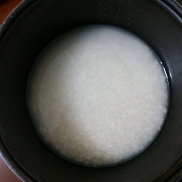 洗米後加水下電鍋煮。