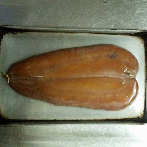 把烏魚子小心地剪開真空包裝後放在有深度的盤子裡(跟我一樣搬家找不到盤子的朋友可以使用小烤盤)，倒米酒或高粱至烏魚子高度的一半，浸泡10分鐘後翻面再浸泡10分鐘