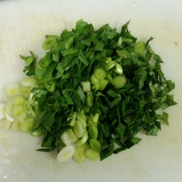 高麗菜切碎、蒜苗斜切