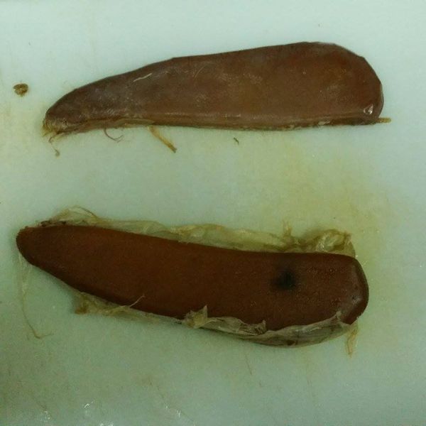 烏魚子浸泡完畢後將小綿線小心解開拿起。
然後剝膜囉!!!浸泡過米酒的膜蠻好去除的，但還是不要太暴力XD不然烏魚子一不小心就會身首分離了~