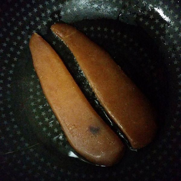 倒油進去開中小火熱鍋慢煎烏魚子至兩面金黃酥脆(喜歡綿軟口感的朋友煎的時間要縮短)