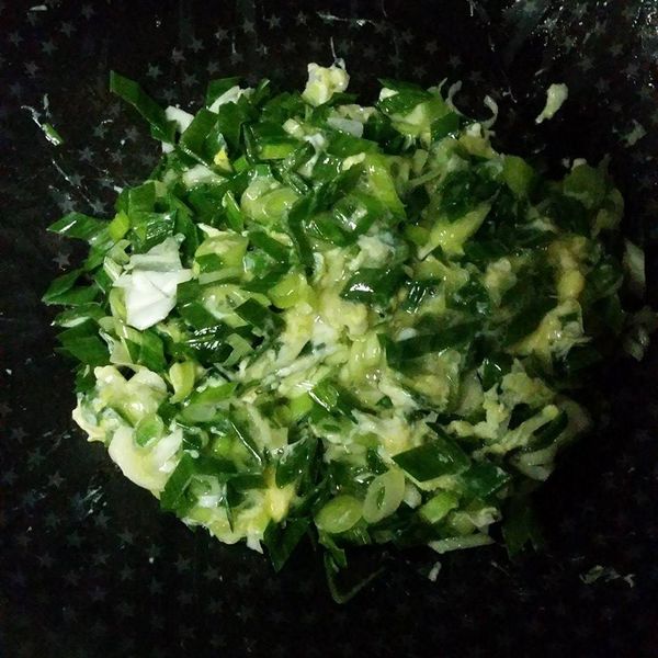 開中火下蒜苗炒香後，打2顆蛋略攪拌後加進鍋中，半熟即盛起以免過熟