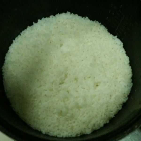 白飯下鍋鋪平加熱至有微微“吱”的聲音出來