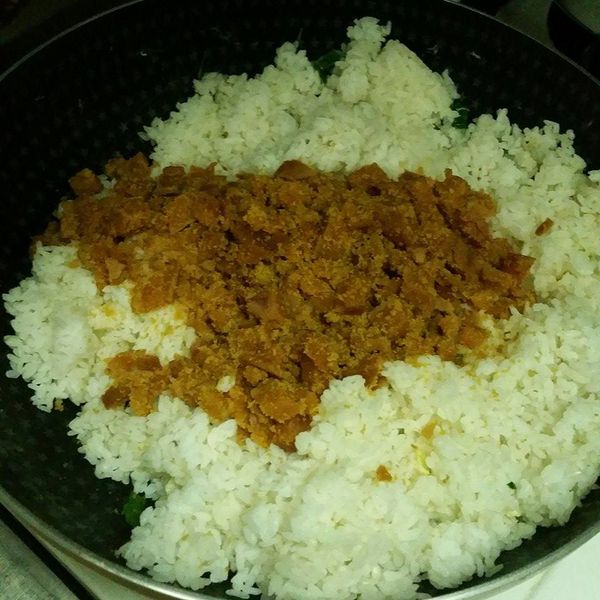 香噴噴的烏魚子入鍋拌炒均勻