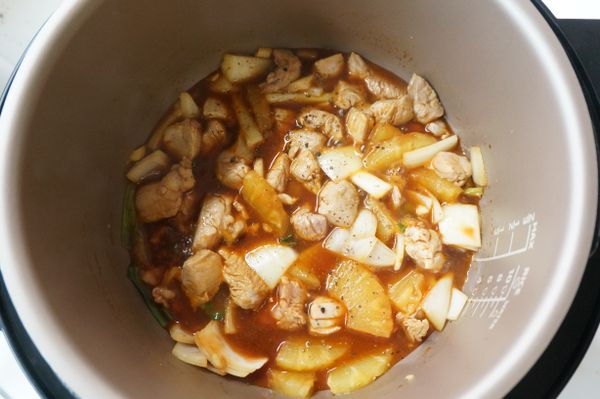 再將洋蔥片、鳳梨片、辣椒絲和其他所有的[調味料]一起加入。