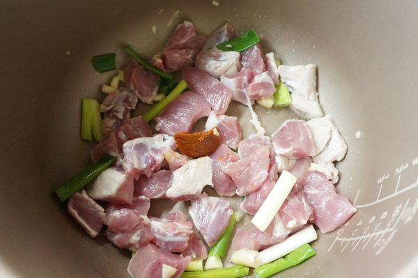 豬肉丁和[調味料]中的冬蔭醬放入一起拌炒出香氣。