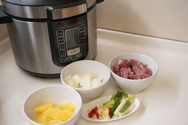 主材料備齊。豬小里肌肉切大丁塊狀，洋蔥切片、青蔥切段備用。