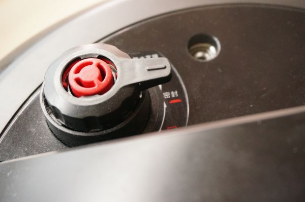 鍋蓋上的排氣閥先轉至密封狀態。