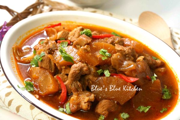 微辣酸甜的泰風燉肉，肉質軟嫩入味，是道超級下飯的料理，上桌立刻秒殺喔:)