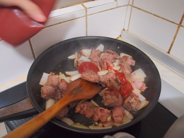 倒入半碗薑汁,蕃茄醬同炒片刻