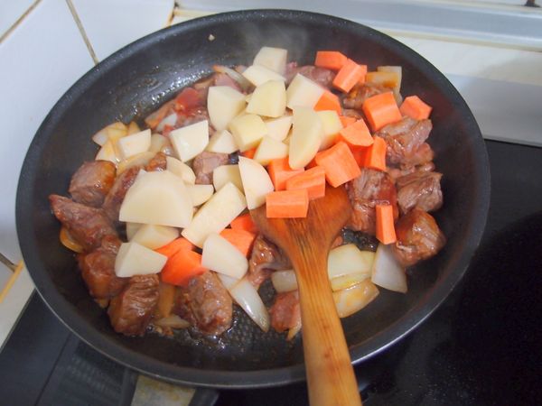最後入馬鈴薯,紅蘿蔔,調味料(鹽,醬油,冰糖)拌勻.