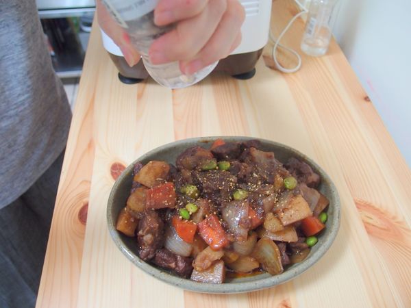 毛豆汆燙,放入牛肉鍋略拌,撒下義大利香料,中西合
壁的燉牛肉上桌了.