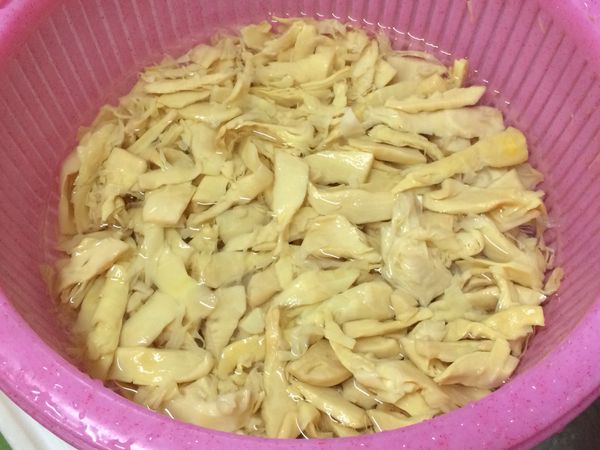 脆筍泡水稀釋鹹味後，再水煮十分鐘瀝水備用