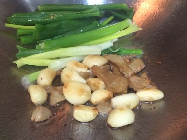 用3大匙油將薑片、蒜頭爆炒至焦黃後，加入蔥段炒香，起鍋備用。