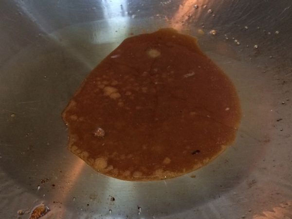 留少許油倒入細冰糖，以小火煮成焦糖色