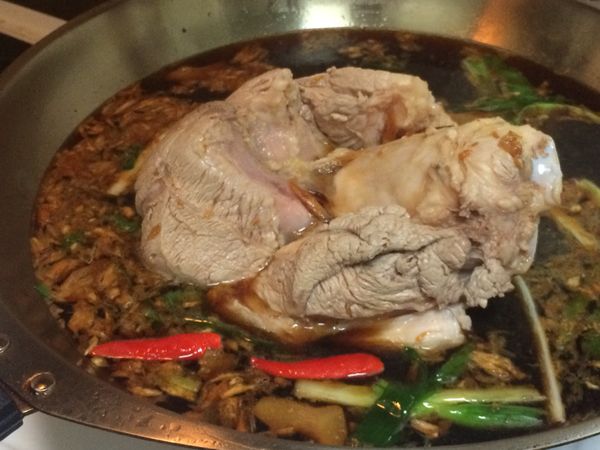 步驟❺加入醬油、鹽、米酒、味醂、水、紅蔥酥，步驟❹和蹄膀，蹄膀皮向下，水煮開後，中小火滷20分鐘，讓蹄膀上焦糖色