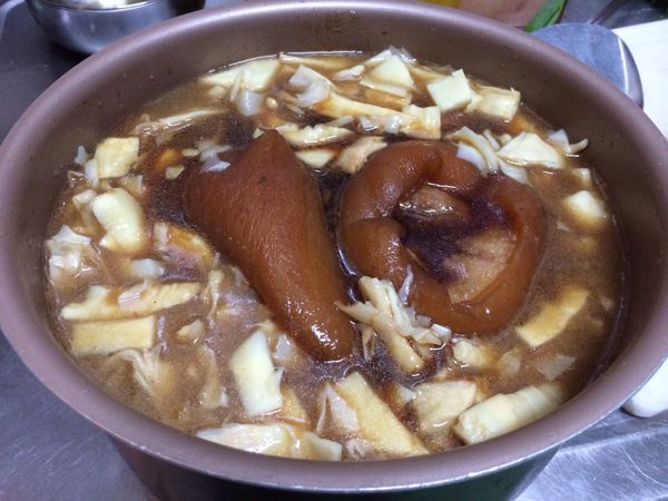 最後加入脆筍，移至快鍋，豬皮向上，按「豆類蹄膀」鍵煮至斷電即可。