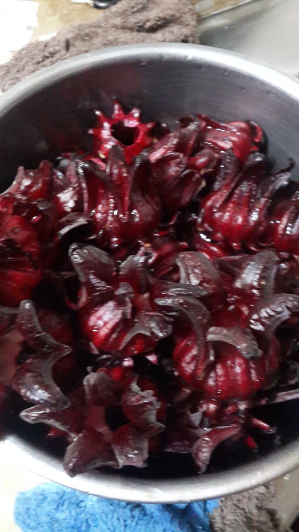 去除果實後將洛神花沖洗乾淨(約3~4次)瀝乾