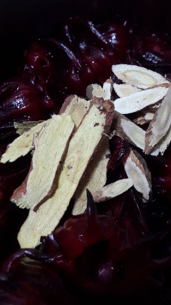 取一鍋子放入甘草片與黃耆片加入300克砂糖拌勻