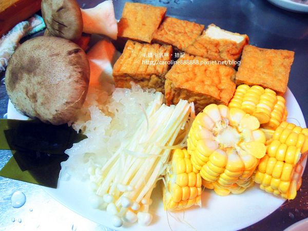 菇類、油豆腐、玉米、白木耳
依個人喜好加入食材
食材請依其特性、軟硬依序加入