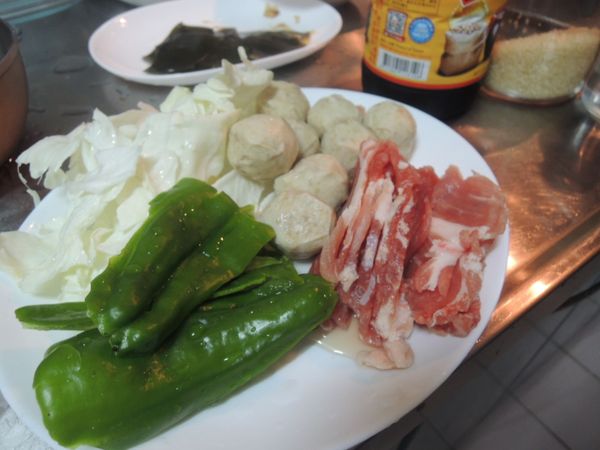 湯調好後，加入個人喜好的食材
貢丸、肉片、蔬菜