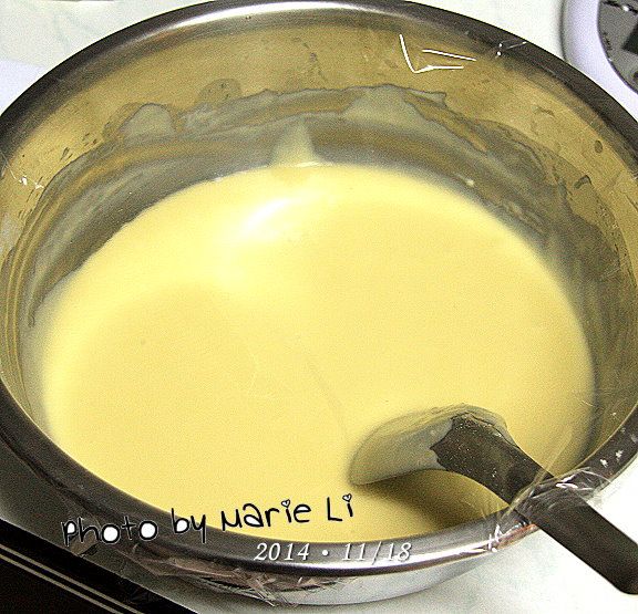 所有食材快速地攪拌成麵糊狀
避免過度攪拌，麵粉產生筋性會影響口感
拌勻後的麵糊滴落下來會有明顯的摺痕

拌勻後的麵糊用保鮮膜覆蓋起來
整鍋放進冰箱裡冷藏一晚
這樣可以使麵糊慢慢發酵起泡
做出來的口感才會比較好吃唷！！